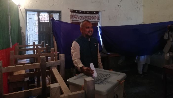 ভোটকেন্দ্রে দুই শক্তিশালী প্রার্থীর বন্ধুত্বপূর্ণ উপস্থিতি: ইতিবাচক বার্তা
