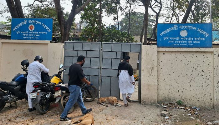 রাজধানীর দনিয়া ডেমরা ভূমি অফিসে ভুয়া সাংবাদিকদের দৌরাত্ম্য