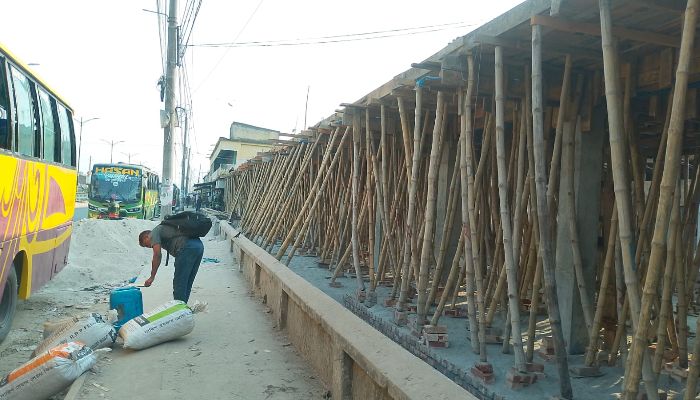 রাজশাহী কেন্দ্রিয় টার্মিনালে নির্মাণ হচ্ছে ঢাকা বাস কাউন্টার; বাইরের পজিশনগুলো এখনো ধোয়াশার মধ্যে!