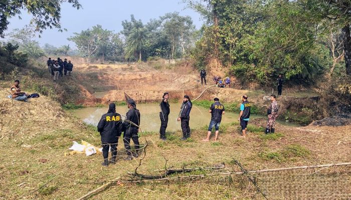 কুমিল্লায় পুকুরে ডুবিয়ে রাখা আগ্নেয়াস্ত্র উদ্ধার