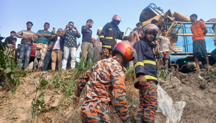 ভাঙ্গায় যাত্রীবাহী বাসের সঙ্গে ট্রাকের মুখোমুখি সংঘর্ষ, আহত ১৭