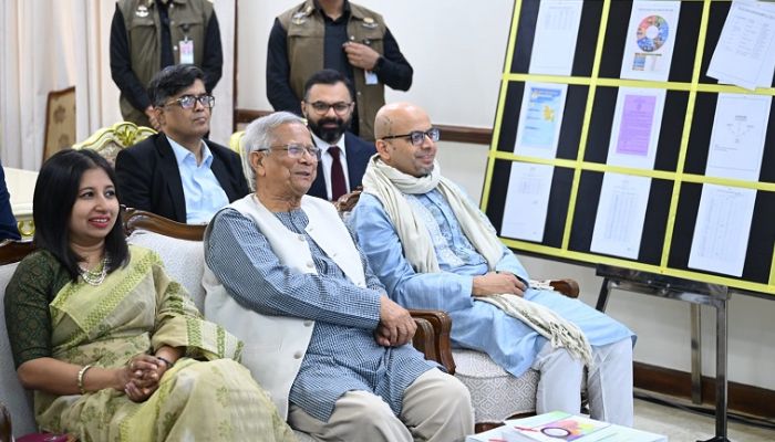 সারা দেশের ভোটদানের চিত্র পর্যবেক্ষণ করেছেন প্রধান উপদেষ্টা