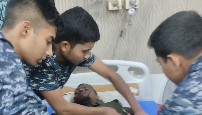 নির্বাচনী দায়িত্ব শেষে ফেরার পথে চট্টগ্রামে মর্মান্তিক সড়ক দুর্ঘটনা: এক আনসার সদস্য নিহত, একাধিক আহত