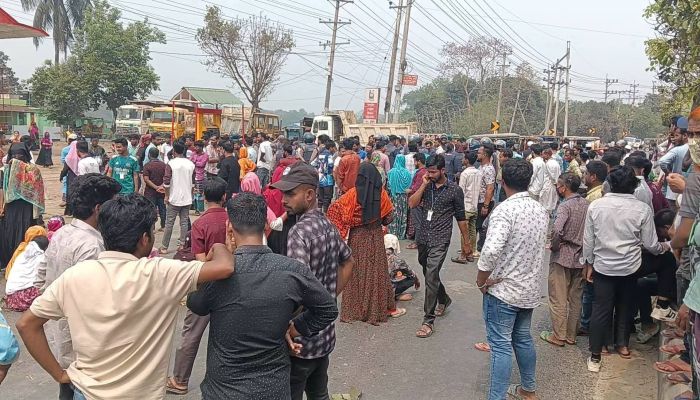 ভালুকায় বকেয়া বেতন ও বোনাসের দাবিতে শ্রমিকদের মহাসড়ক অবরোধ, লাঠিচার্জে ছত্রভঙ্গ