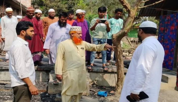 লোহাগড়ায় আগুনে পোড়া বাড়িঘর পরিদর্শন করলেন নড়াইল-২ আসনের এমপি আতাউর রহমান বাচ্চু 