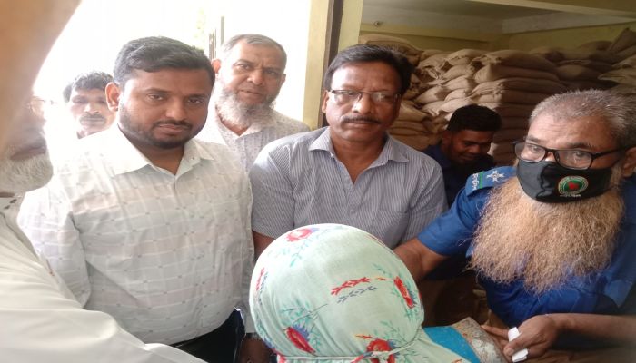 সীতাকুণ্ডে ঈদ উপলক্ষে দুস্থদের মাঝে ভিজিএফ চাল বিতরণ