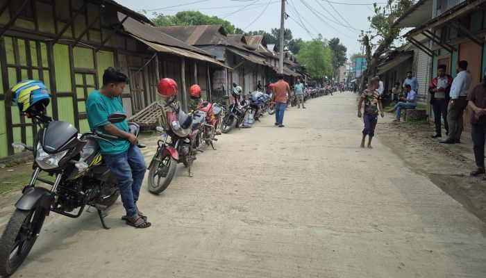 কটিয়াদীতে তেলের জন্য হাহাকার, ২ লিটার তেলের জন্য ১ কিলোমিটার লাইন
