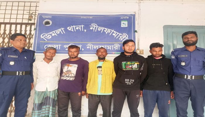 তিস্তায় অবৈধ পাথর উত্তোলনে সাঁড়াশি অভিযান, গ্রেফতার ৫