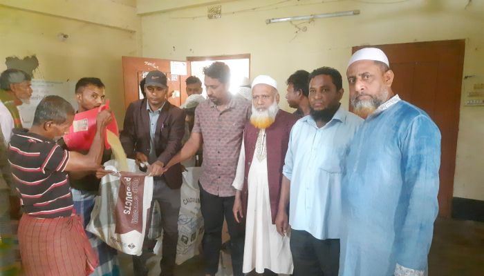 মতলব উত্তর ফরাজিকান্দী ইউনিয়নে ঈদ উপহার হিসেবে চাল বিতরণ