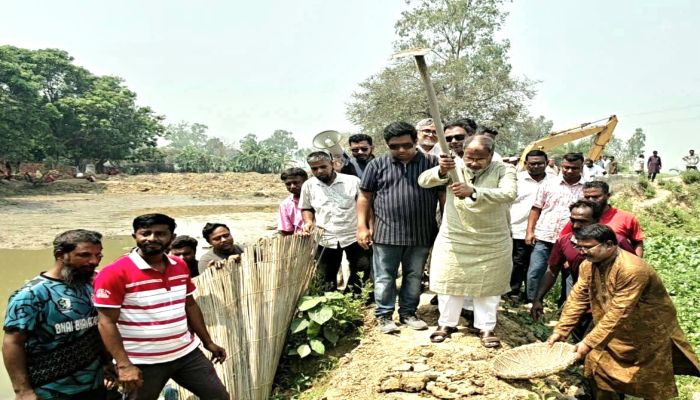 সিংড়ায় খাল পুনঃখনন কাজের উদ্বোধন করলেন অধ্যক্ষ আনু এমপি 