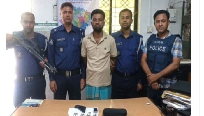 লক্ষ্মীপুরে পুলিশের অভিযানে বিদেশি রিভলবার ও ৪৬ রাউন্ড গুলিসহ যুবক গ্রেপ্তার