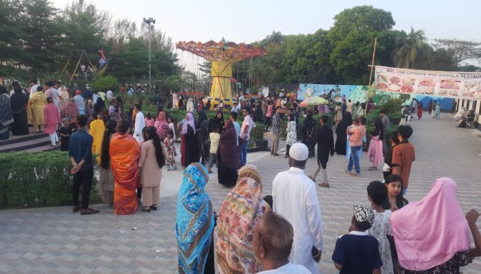 নদীর তীরে সমুদ্রের আমেজ এই যেন কক্সবাজারের এক অনন্য সৌন্দর্য