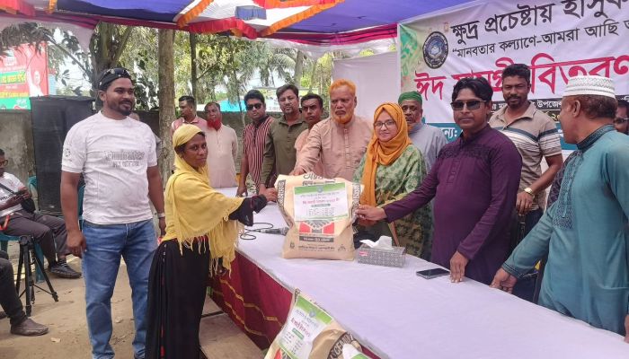 মতলবে রেজিয়া-ইসমাইল খান ফাউন্ডেশনের ঈদ সামগ্রী বিতরণ