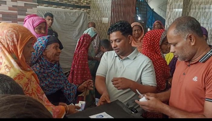 ​বেগমগঞ্জে সেচ্চাসেবকদল নেতার ঈদ উপহার বিতরণ