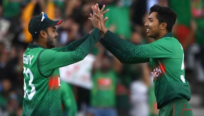 সৌম্যকে না খেলানোয় স্ত্রীর ফেসবুক পোস্ট, মিরাজের ব্যাখ্যা