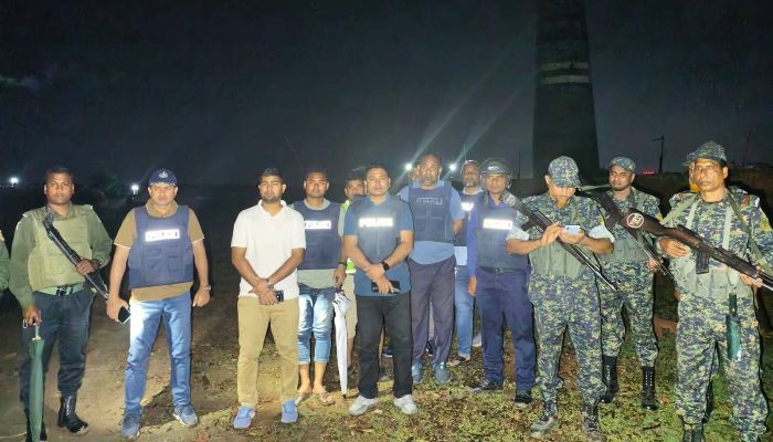 ঈশ্বরদীতে অবৈধ মাটি কাটার বিরুদ্ধে গভীর রাতে প্রশাসনের অভিযান