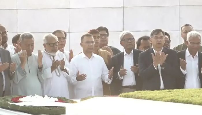 জিয়াউর রহমান ও খালেদা জিয়ার সমাধিতে তারেক রহমানের শ্রদ্ধা