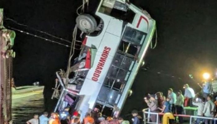 পদ্মায় বাসডুবি: পরিচয় মিলেছে নিহত ২৬ জনের