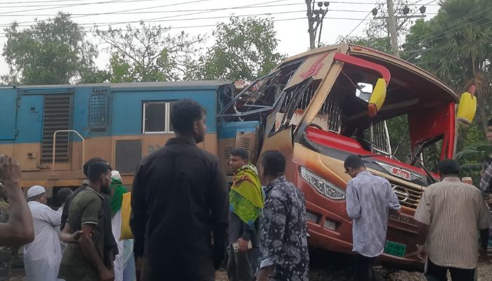 কুমিল্লায় বাস-ট্রেন সংঘর্ষে নিহত ১২, আহত অন্তত ১৫