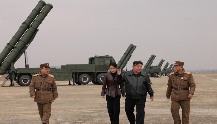 কন্যা জু’র সঙ্গে উ.কোরিয়ার রকেট লাঞ্চার পরীক্ষা প্রত্যক্ষ করলেন কিম