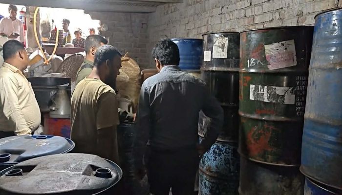 সিংড়ায় দেড় হাজার লিটার তেল মজুদ, ব্যবসায়ীকে জরিমানা