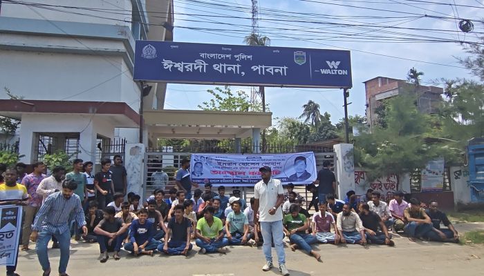ঈশ্বরদীতে ছাত্রদল নেতা হত্যা থানার ফটকে অবস্থান বিক্ষোভে উত্তাল