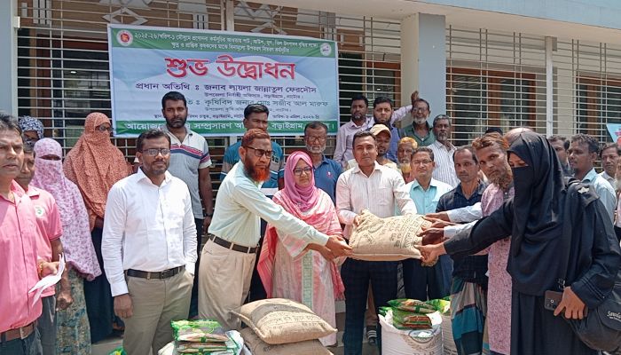 বড়াইগ্রামে ক্ষুদ্র–প্রান্তিক কৃষকের মাঝে বিনামূল্যে বীজ ও সার বিতরণ