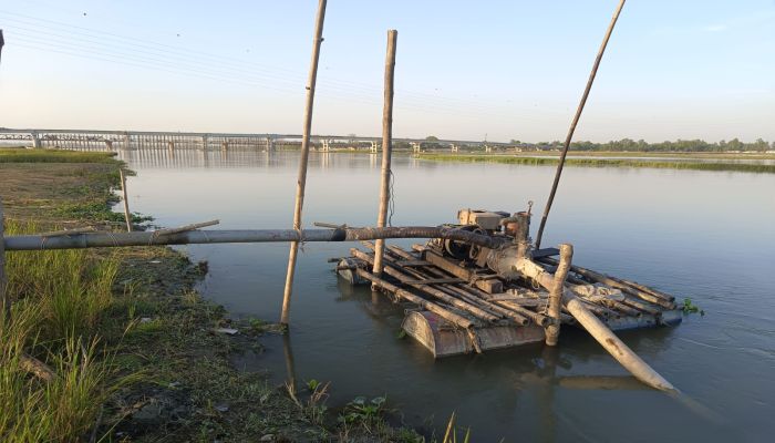 ভূরুঙ্গামারতেী দুধকুমার নদে ড্রেজার মেশিনে অবৈধভাবে বালু উত্তোলন, ঝুঁকিতে তীর রক্ষা বাধ 