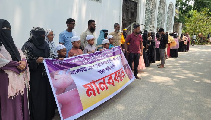 নবাবগঞ্জে মাদরাসার চার শিক্ষার্থীকে নির্যাতন: শিক্ষকদের শাস্তির দাবিতে বিক্ষোভ ও মানববন্ধন
