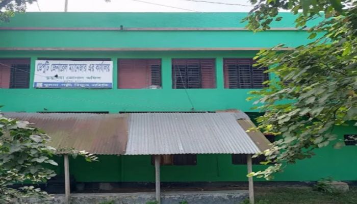 ডুমুরিয়া উপজেলায় চলমান লোডশেডিং বিপর্যস্ত করে তুলেছে  জনজীবন। ভোগান্তি বেড়েছে কয়েকগুণ