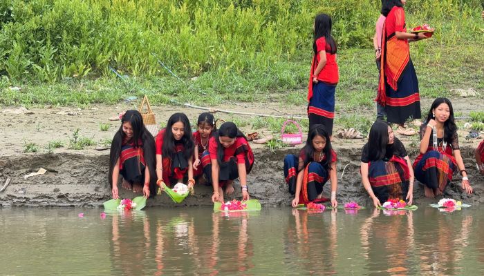 কাচালং নদীতে ফুল ভাসিয়ে বর্ষবিদায়।