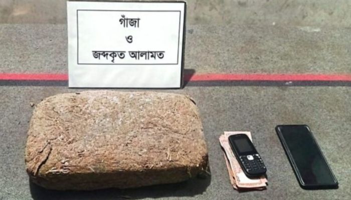 র‍্যাব-১০ এর অভিযানে সিদ্ধিরগঞ্জে ২.৭ কেজি গাঁজাসহ দুই মাদক ব্যবসায়ী গ্রেফতার।