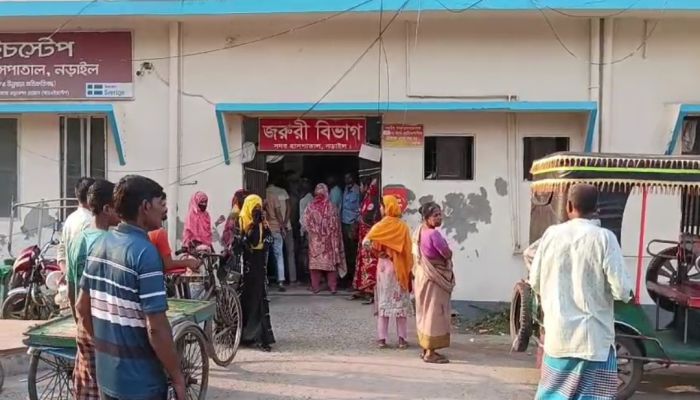 নড়াইলে ট্রেনে কাটা পড়ে এক নারী ও শিশু নিহত।