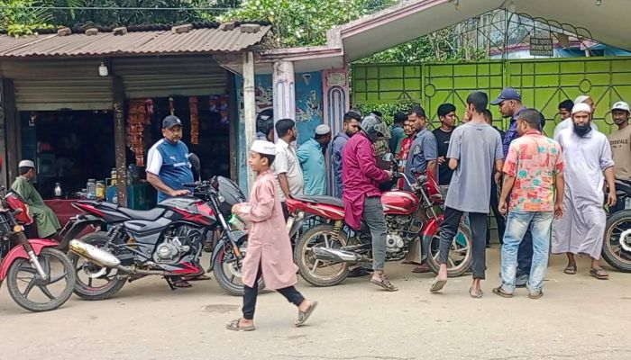 নোয়াখালীতে  জব্দকৃত সাড়ে ৫ হাজার জ্বালানী তেল খোলা বাজারে বিক্রি