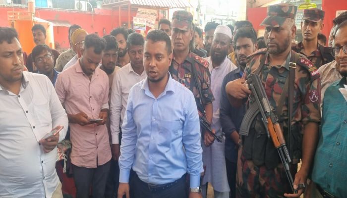 যশোর দক্ষিণ-পশ্চিম রিজিয়নে ভোজ্য ও জ্বালানি তেলের অবৈধ মজুদ ও পাচার রোধে জোরদার অভিযান চালাচ্ছে বিজিবি।