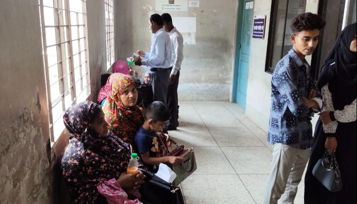 ঝিনাইদহ সদর হাসপাতালে প্রেসক্রিপশন বিড়ম্বনা 