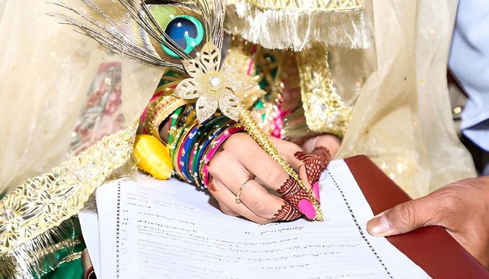 বিয়ের প্রস্তাব কি গোপন করবেন, নাকি প্রকাশ করবেন