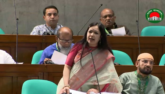 ২২০০ টাকার নিচে সিলিন্ডার ‘মেলে না’, লাইনের গ্যাসের চুলাও ‘মিটিমিটি’