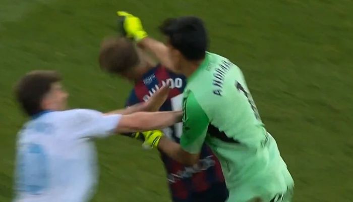 লাল কার্ড দেখে মেজাজ হারালেন গোলকিপার, প্রতিপক্ষকে ঘুষি