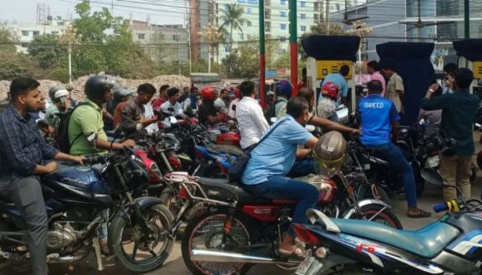 ‘তেল শুধু সংসদে, বাইরে পাওয়া যাচ্ছে না’