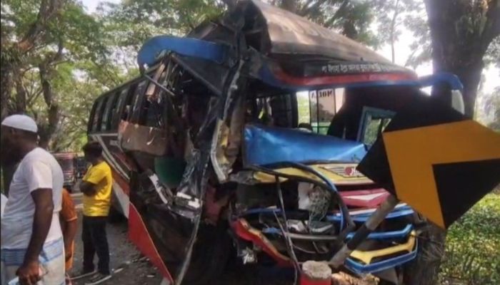 পিরোজপুরে ২ বাসের মুখোমুখি সংঘর্ষ, আহত ৬