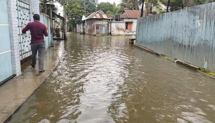 এক ঘন্টার বৃষ্টিতেই তলিয়ে গেছে কিশোরগঞ্জ শহরের রাস্তা
