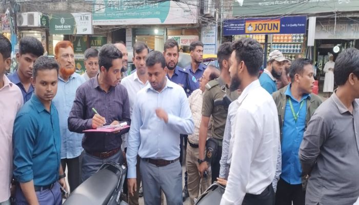 সীতাকুণ্ডে ফুটপাত দখল ও অবৈধ পার্কিংয়ের বিরুদ্ধে অভিযান, জরিমানা আদায়