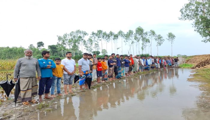 একটি ব্রিজের অভাবে ৩০ হাজার মানুষের চরম দুর্ভোগ, ব্রিজ নির্মাণের দাবিতে মানববন্ধন