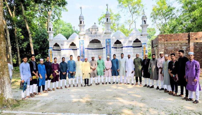 মানিকপুরে উৎসবমুখর পরিবেশে ঈদুল আজহার জামাত অনুষ্ঠিত