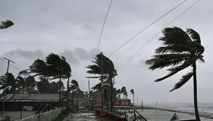 দেশের ৪ অঞ্চলে বজ্রবৃষ্টির আভাস, নদীবন্দরে সতর্ক সংকেত