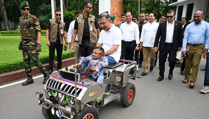 বিশেষ চাহিদাসম্পন্ন তরুণের বানানো ‘স্মার্ট কারে’ চড়লেন প্রধানমন্ত্রী