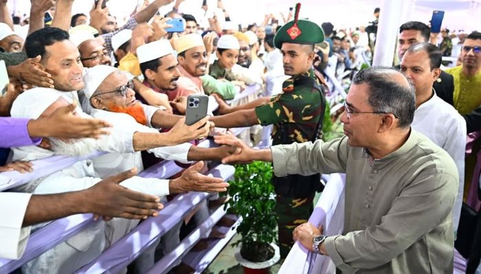 জাতীয় ঈদগাহে মুসল্লিদের সঙ্গে প্রধানমন্ত্রীর শুভেচ্ছা বিনিময়