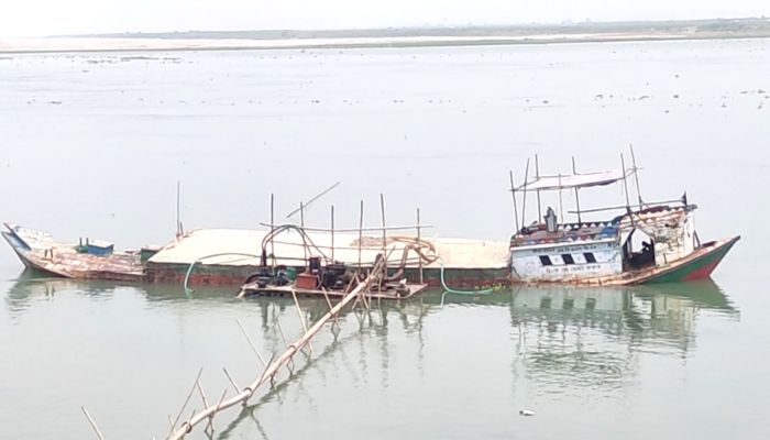 বৈধ অনুমতিতে কুষ্টিয়ার রানাখড়িয়া সরদার বালিঘাটে বালু উত্তোলন, স্থানীয় অর্থনীতিতে গতি