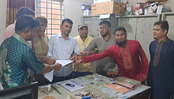 লোহাগড়া পৌরসভার নাগরিক সেবার দুরবস্থা নিরসন ও প্রয়োজনীয় ব্যবস্থা গ্রহণের দাবীতে মানববন্ধন ও স্মারকলিপি প্রদান 